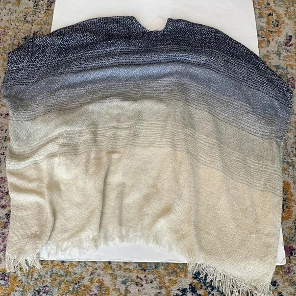 Light weight poncho Light blue, navy and cream NWT One size Fringe bottom - Picture 7 of 8